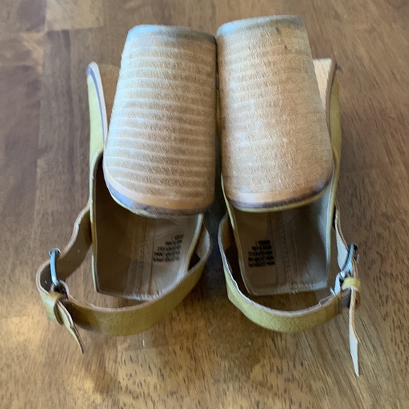 THERAPY tan peep toe sandal. - Picture 5 of 7